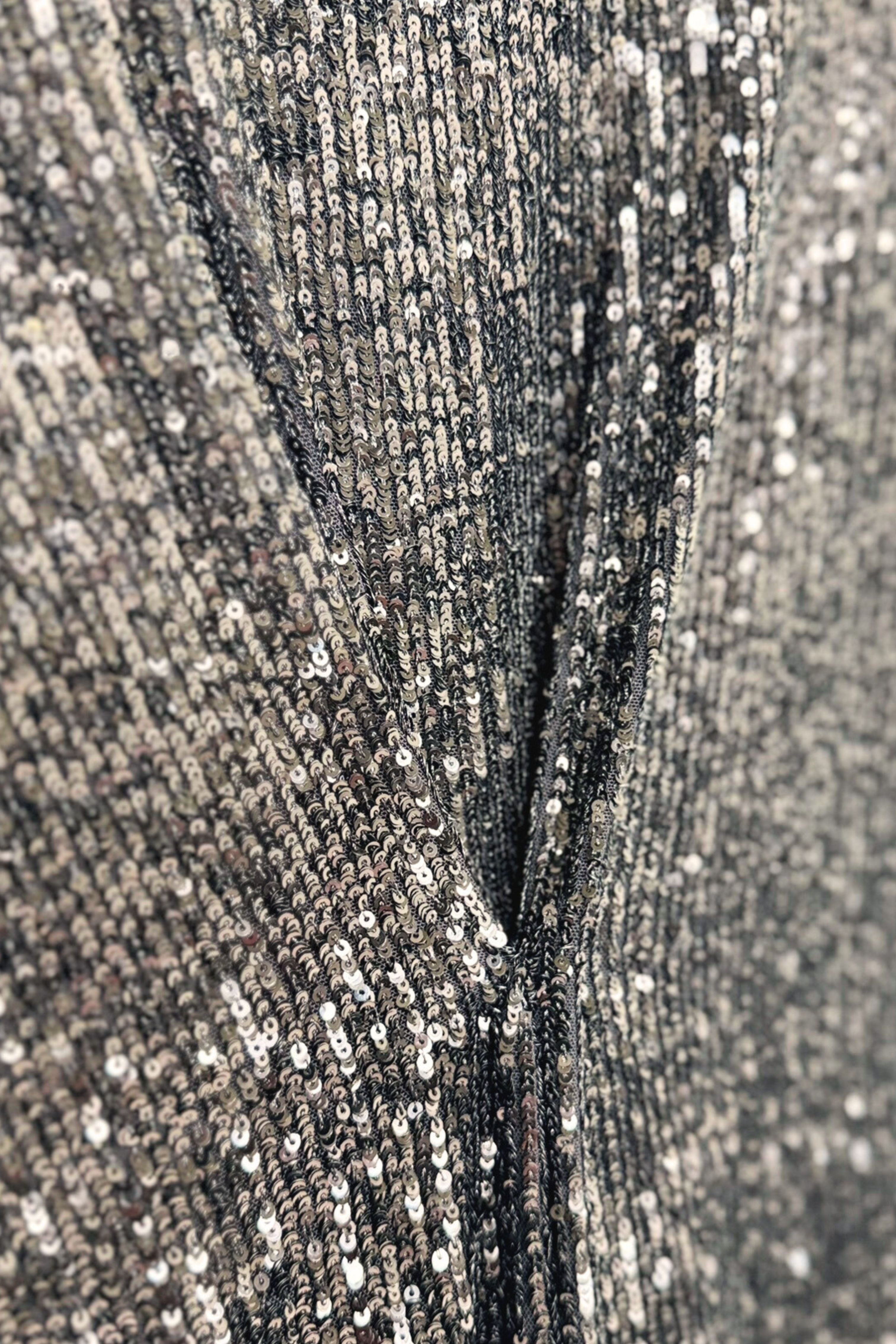 Robe courte noire avec sequins