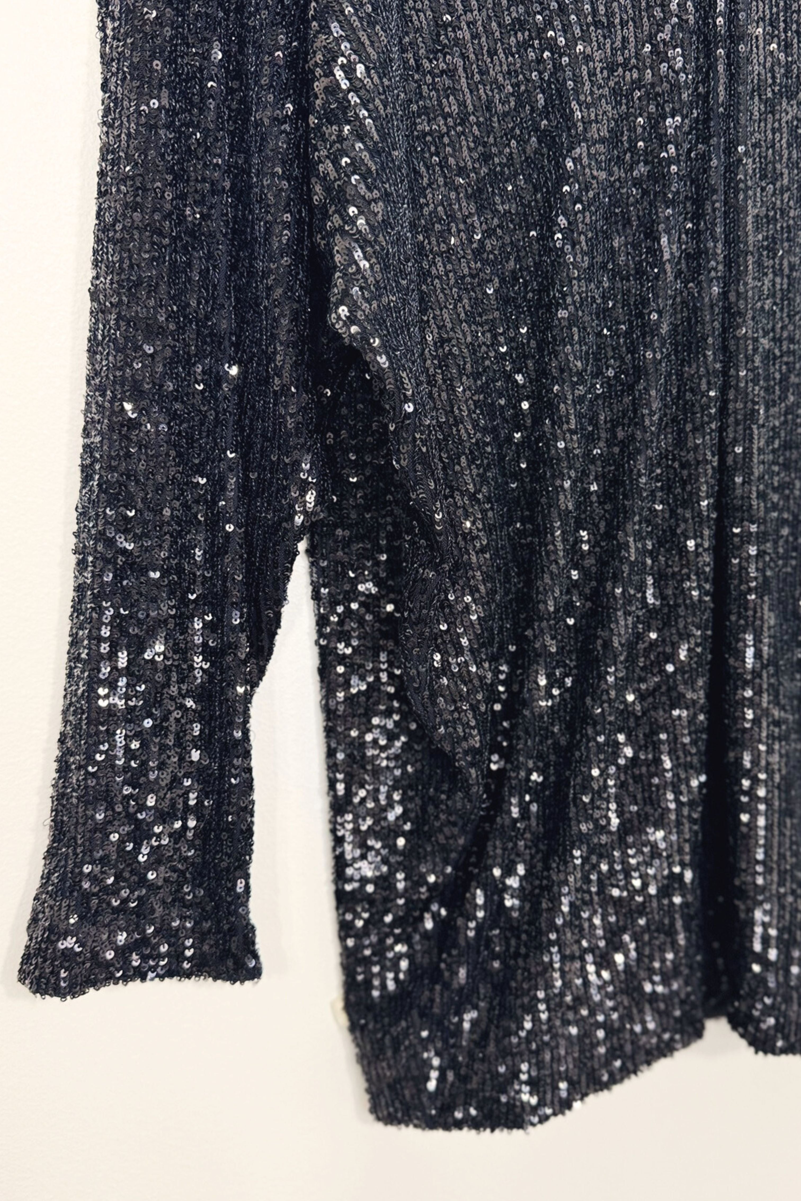 Robe courte noire avec sequins