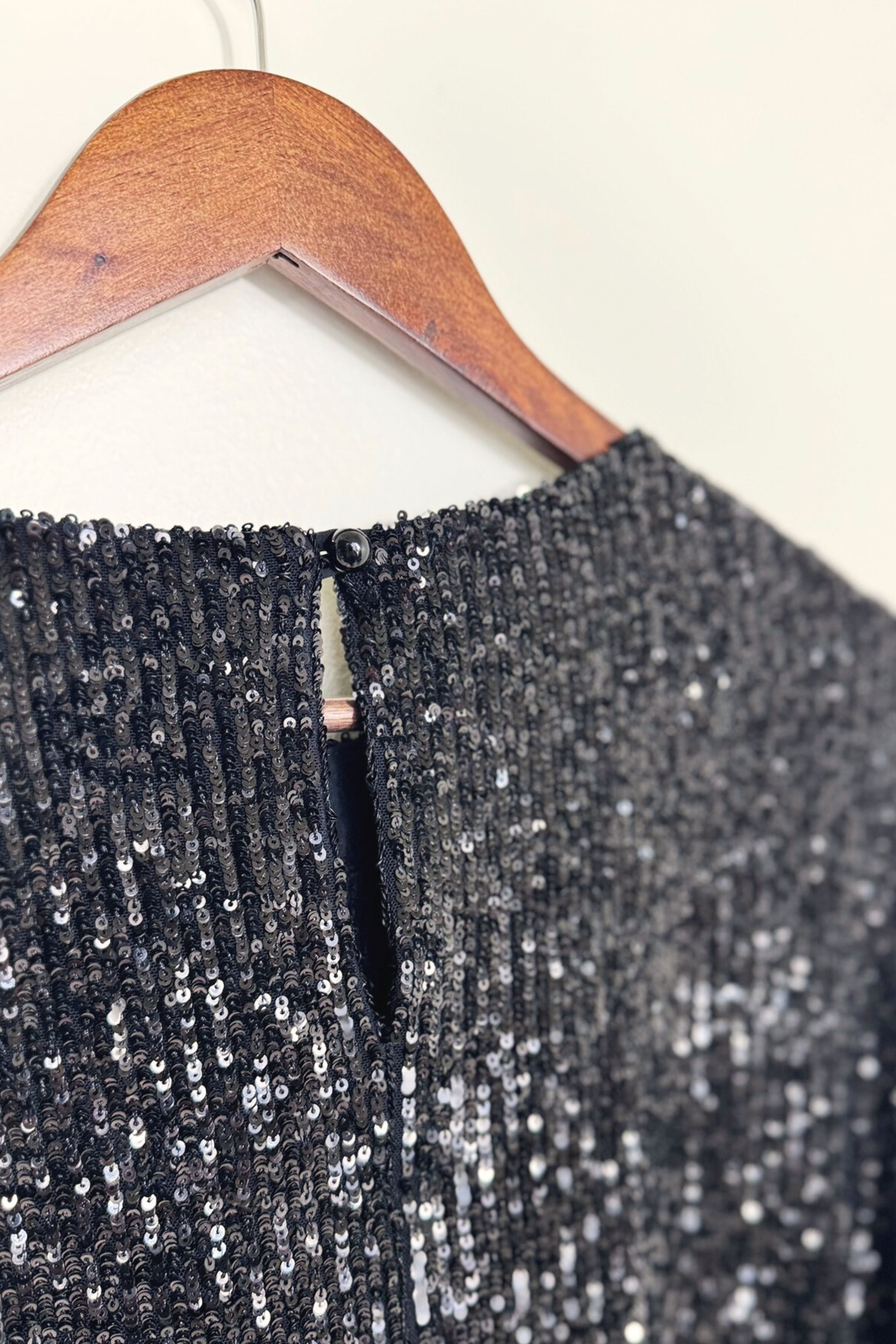 Robe courte noire avec sequins